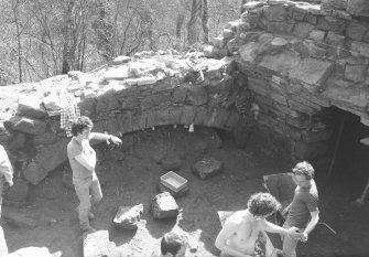 Craignethan Castle
Excavations 1984
Frame 13 - Some of the crew "in action".
