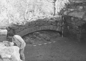 Craignethan Castle
Excavations 1984
Frame 2 - Arch of kitchen fireplace exposed - from west
