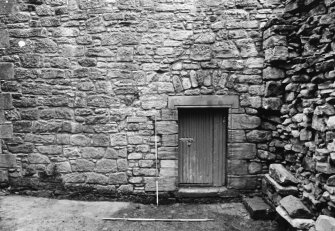 Craignethan Castle
Excavations 1993-1995
Frame 21 - Doorway in west wall of south-east tower, showing roof raggle - from west