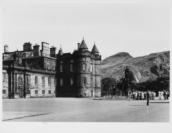 Holyrood House Gedneral Views Memorial Gates, Sundial