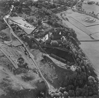Oblique aerial view centered on Stirling Castle from north.