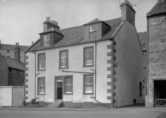 View of front elevation of 5, East Shore, Pittenweem.