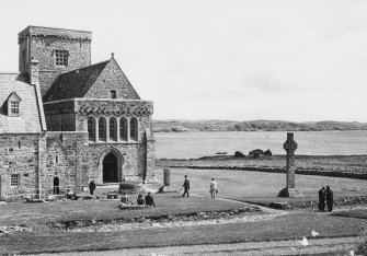 Iona, Iona Abbey and St Martin's Cross 