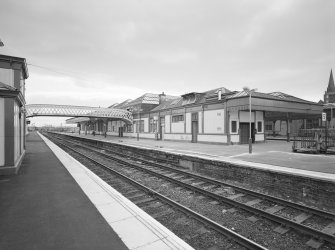 Stirling railway station. View of platforms 5 and 6 from NNE.