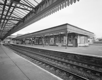 Stirling railway station. View of platforms 2 and 3 from S.