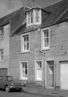 Oblique frontal view of 16 East Shore, Pittenweem.