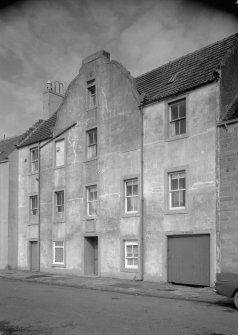General view of frontal facade, 18 East Shore, Pittenweem.