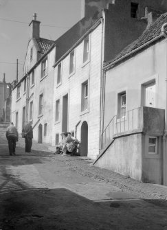 General view of 5-9 Water Wynd, Pittenweem, looking north.