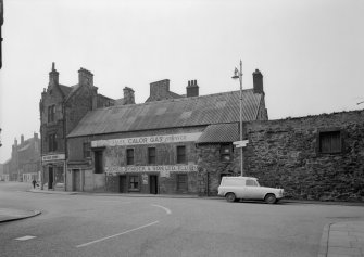 View of 45-51 North Street and wall of Scotland's Close, Bo'ness, from E.