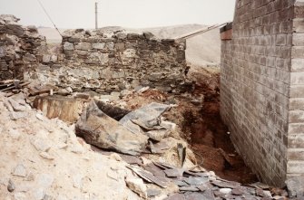 Excavation photograph : looking N from front of no.13, extension on right and section and ruined cottage on left.