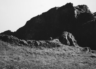 Dun Chonnoull.
View of wall beneath North-East knoll. 
