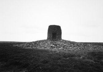 Close view of one cairn.