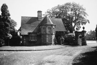 View of lodge at entrance to Inglewood