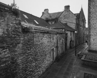 Oblique view from N along NW side of building, facing onto Scotland's Close