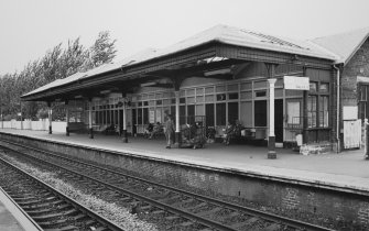 General view of eastbound platform 1 from E.