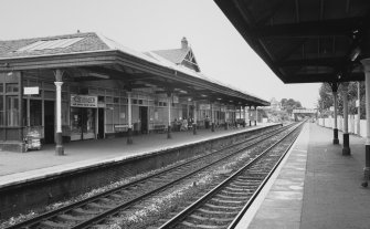 General view of westbound platform 2 from E.