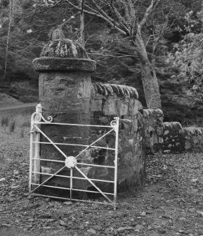 Detail of E gate pier.