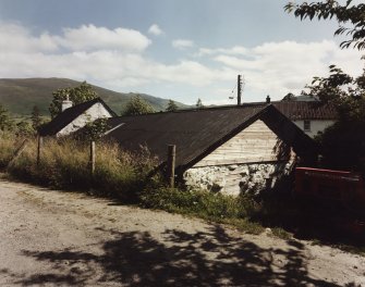 Wester Auchraw Croft.  View of byre and cottage from North