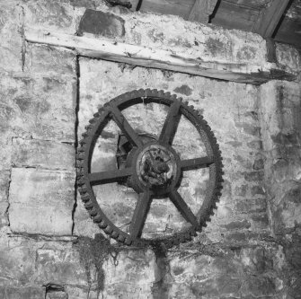 Spur gear drive from horse engine to threshing machine