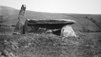 from 'Chambered Tombs of Scotland' A.S.Henshall