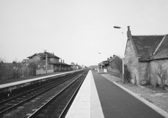 General vieww from S down centre of station, showing both platforms