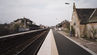 General vieww from S down centre of station, showing both platforms