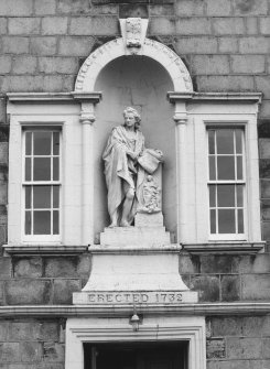 View of statue of Robert Gordon above the main door.