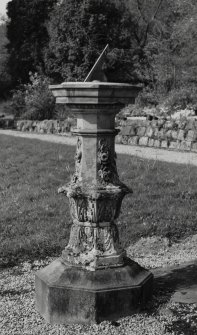 Inveraray Castle, garden.
View of the garden sundial.