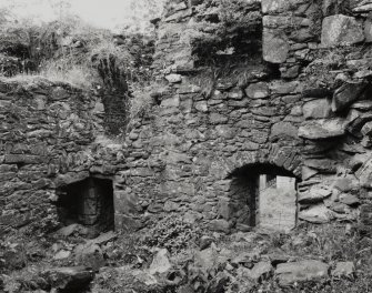 Kilmartin, Kilmartin Castle.
View of ruined interior of West wall of Northern chamber at first floor level.