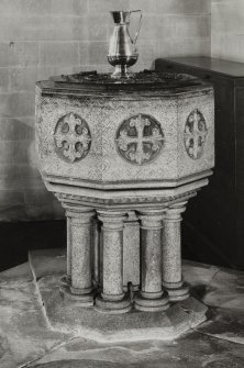 Poltalloch, St Colmba's Chapel.
View of font.
