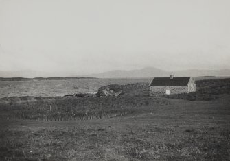 Oronsay, Seal Cottage.
Distant view.