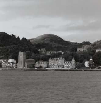 Oban, Corran Esplanade, St. Columba's Roman Catholic Cathedral.
Diastnt view from South