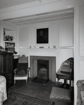 Interior.
Reception room. Detail of fireplace.