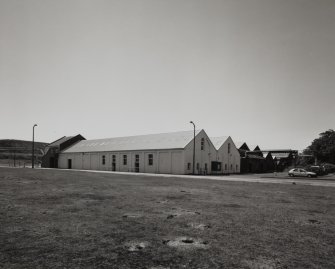 General view of printing shop (building No. 977) from NE [NS 2839 4012], with former 
nitrating houses [NS 2834 4011] associated with Hill No.4 behind (latterly used as stores 
and ML4C Flexel Research) 			