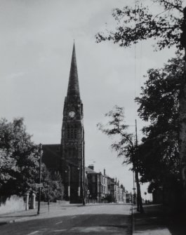 Glasgow, 274 Albert Drive, Pollockshields Parish Church.
View of clocktower and spire from West.