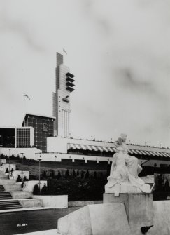 Empire Exhibition, 1938
Modern copy of 1938 press photograph showing view of Tower with statue in foreground