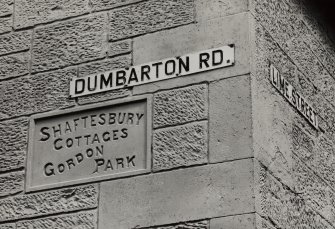 Glasgow, Dumbarton Road, Shaftsbury Cottages.
Detail of inscription: 'Shaftsbury Cottages. Gordon Park'.