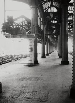 View of central canopy from N on platforms 9 & 10.