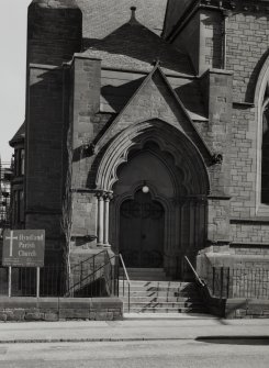 Hyndland Parish Church.  Detail of main entrance at North East corner