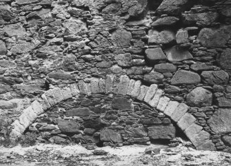 Glenbuchat Castle. Detail of relieving arch over kitchen fireplace.