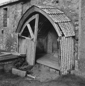 Kildrummy, St Bride's Chapel (Old Parish Church): view of medieval tomb-recess

