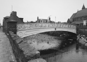 Stonehaven, Cameron Street/Arbuthnott Street, White Bridge
View from north west of west side of bridge, showing cast-iron span, railings, and rubble abutments.  The bridge is dated 1879
