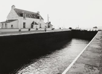 Clachnaharry Sea Lock:  entrance locks and Lock Keeper's House from south west