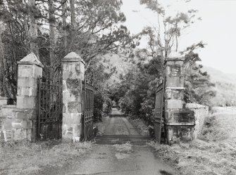 Main NW entrance, gateway, detail