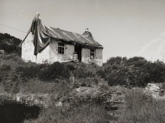 Eilean Ban, Kyleakin Lighthouse, Keepers' Houses.
View from South-East of detached Keepers' House.