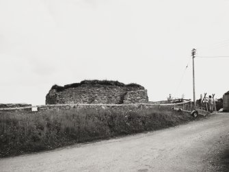 Skye, Broadford, Limekiln.
General view of kiln from W-N-W.