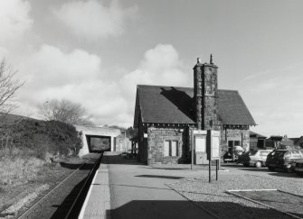 View from SSW along platform towards S side of station building