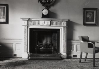 Edinburgh, Charlotte Square, Roxburgh Hotel, interior.
View of fireplace in bar.
