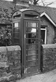 Aberdeen, Hazelhead Lodge, K6 Telephone Kiosk.
Detail of kiosk from West.