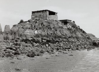 Edinburgh, Cramond Island, The Knoll battery and anti-shipping barrier. General view of battery and N end terminal of anti-shippuing barrier from South East.